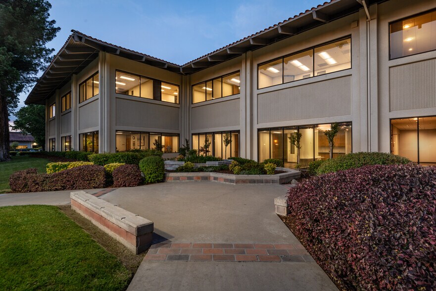 3840 Rosin Ct, Sacramento, CA à louer - Photo du bâtiment - Image 2 de 12