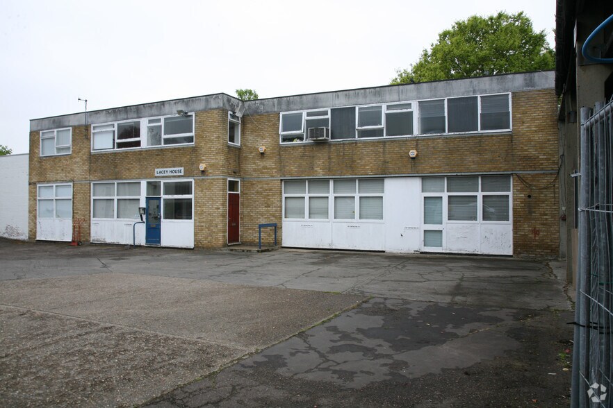 Holly Rd, Hampton à vendre - Photo du bâtiment - Image 1 de 2