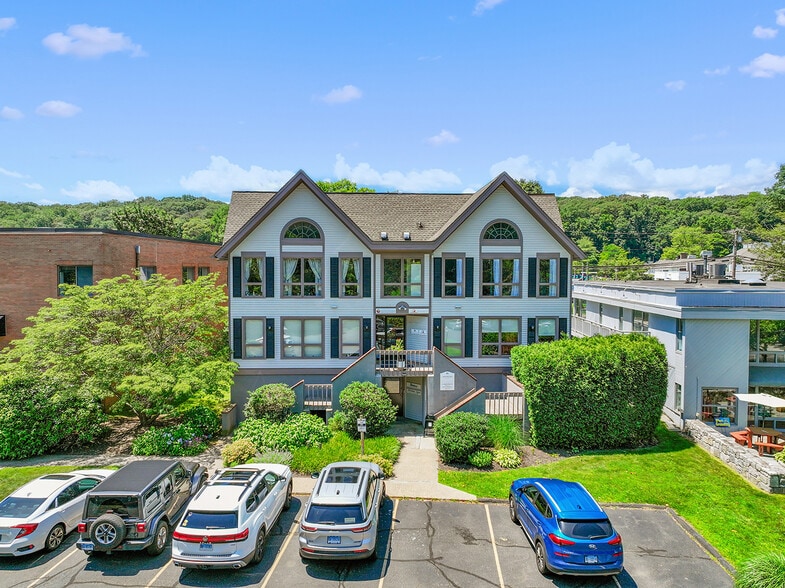 134 Old Ridgefield Rd, Wilton, CT for sale - Building Photo - Image 2 of 7