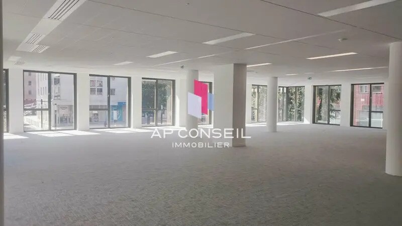 Office in Montigny-le-Bretonneux for lease - Building Photo - Image 2 of 12