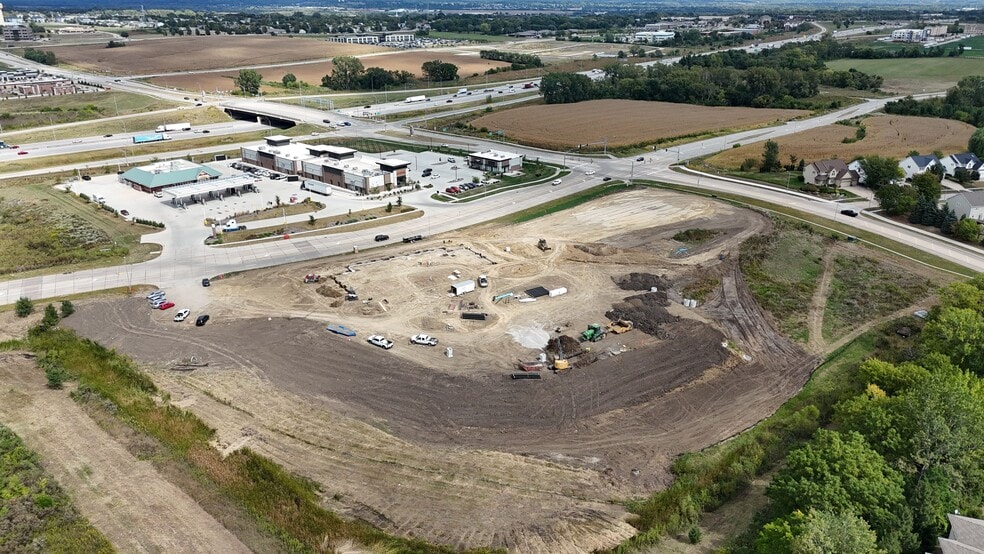 10100 Plum Dr, Urbandale, IA for lease - Building Photo - Image 3 of 8