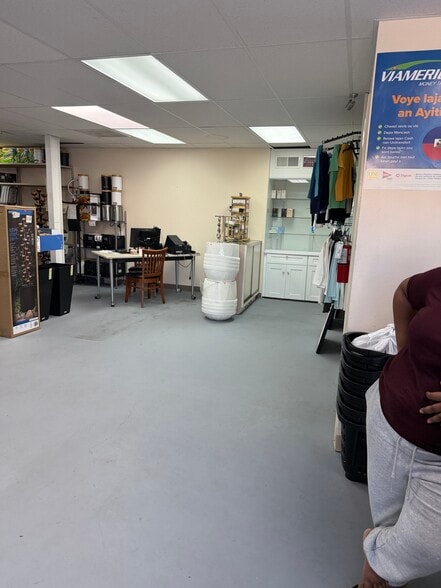 1002 Manatee Ave, Bradenton, FL for lease - Interior Photo - Image 3 of 5