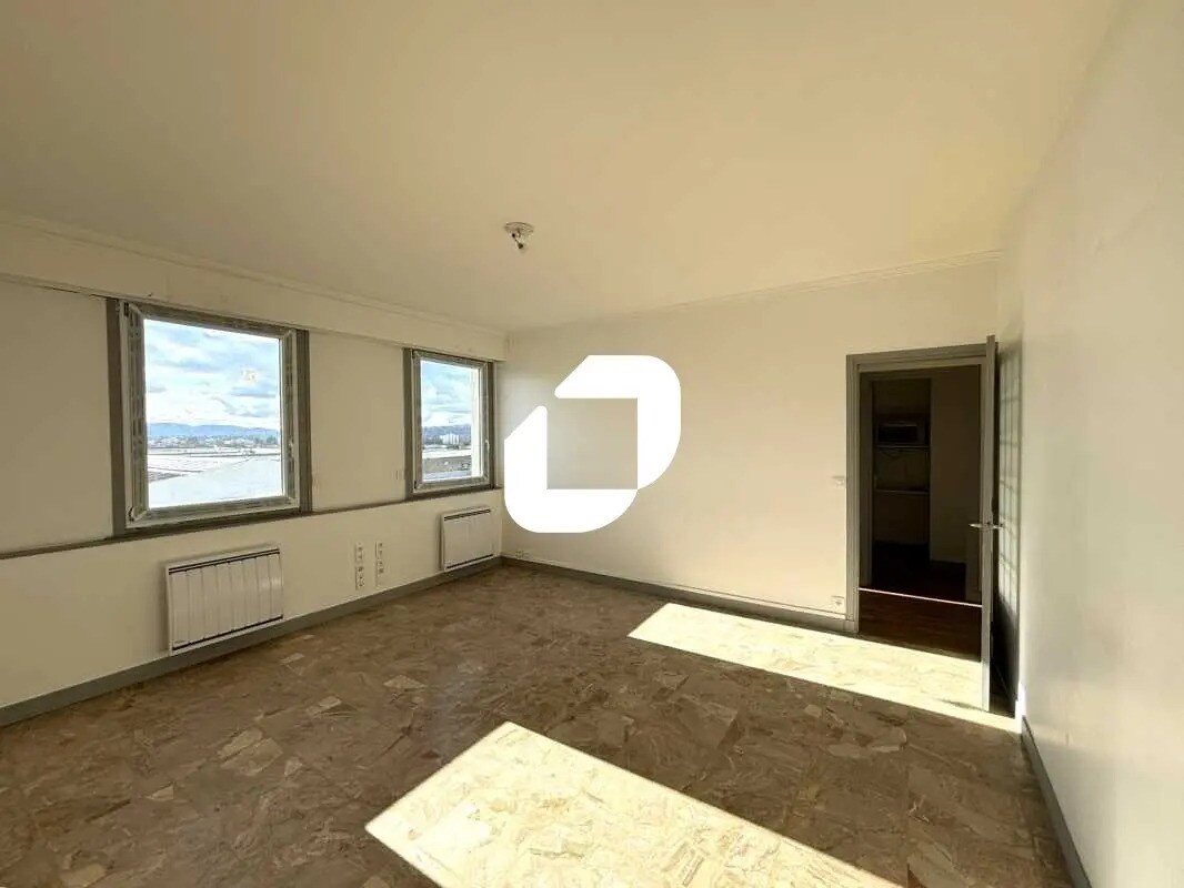 Office in Caluire-et-Cuire for lease Interior Photo- Image 1 of 9