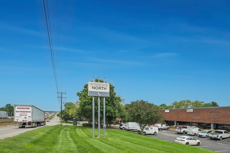 2233 Interstate North Dr, Charlotte, NC à louer - Photo du bâtiment - Image 1 de 8