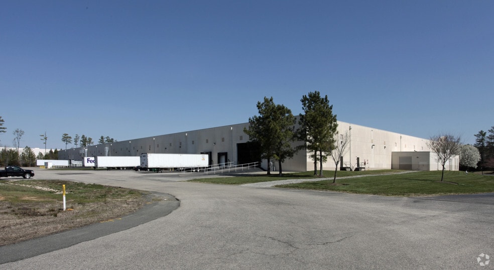 801-805 Liberty Way, Chester, VA for lease - Building Photo - Image 2 of 4