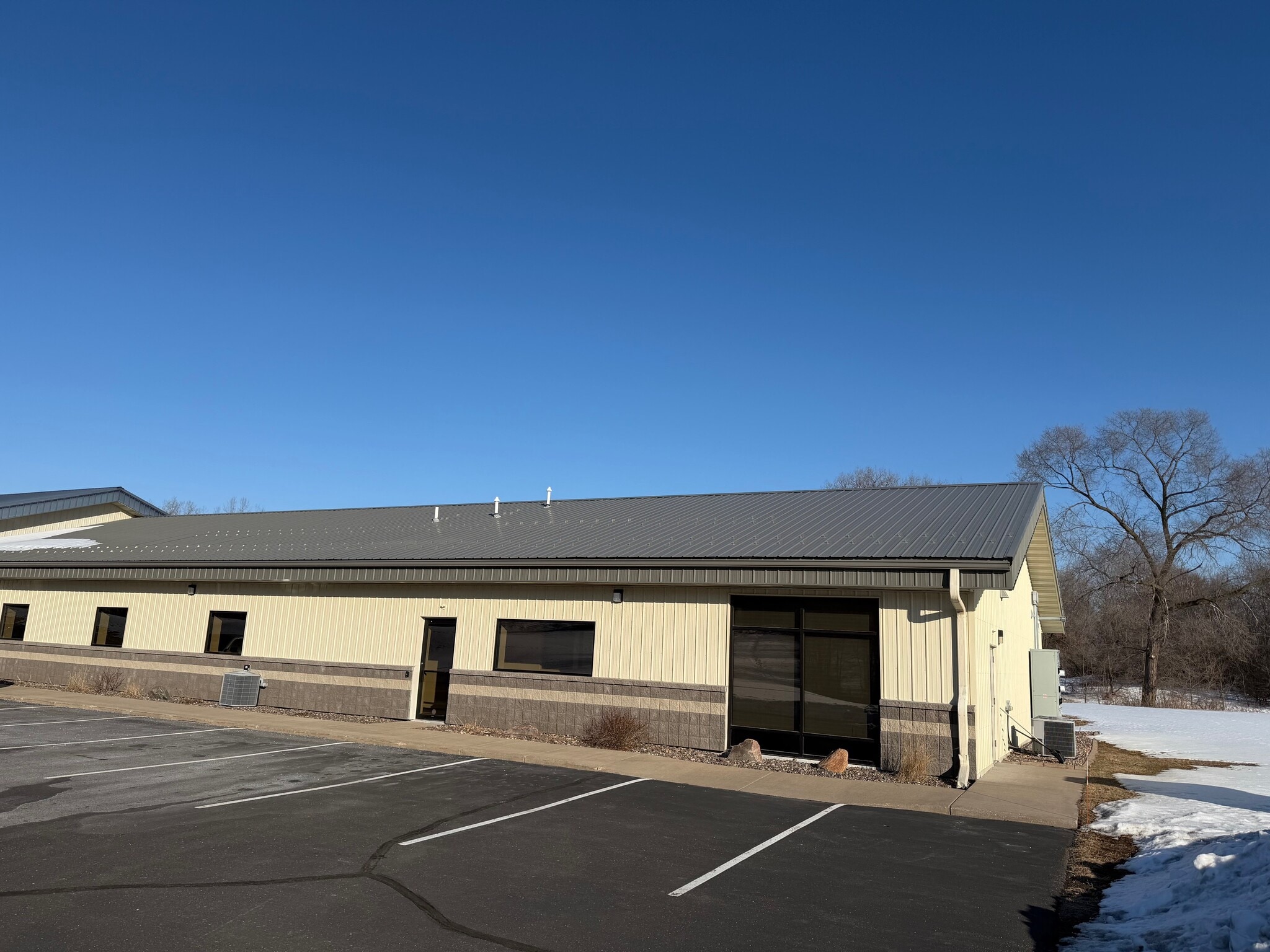 511 N Clairemont Ave, Eau Claire, WI for lease Primary Photo- Image 1 of 7