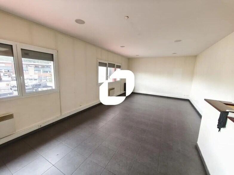 Flex dans Neuilly-sur-Marne à louer - Photo du bâtiment - Image 3 de 3