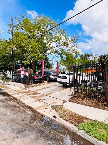 7438 Market St, Houston, TX for sale - Building Photo - Image 2 of 13