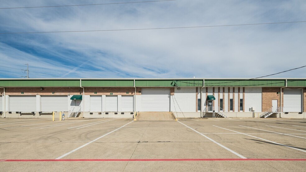 151 Regal Row, Dallas, TX à louer - Photo du bâtiment - Image 3 de 5
