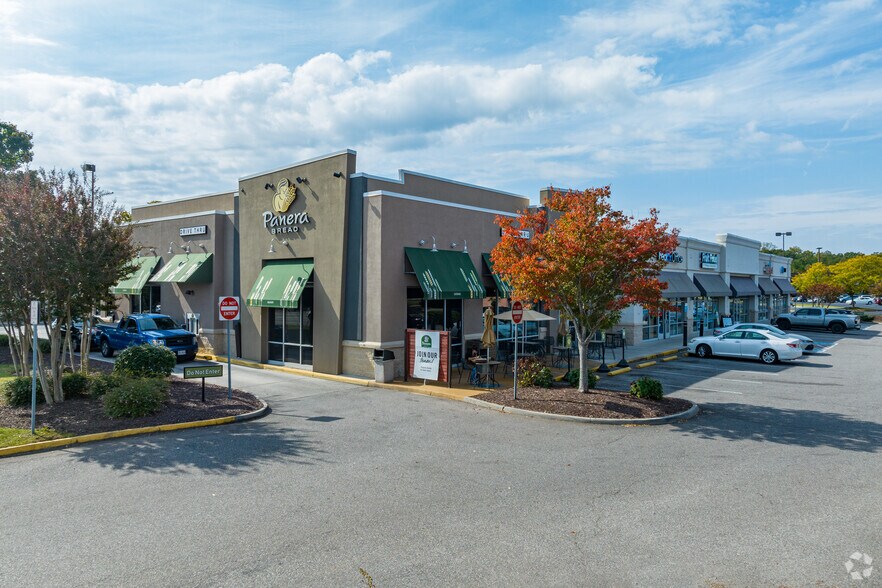 12540 Jefferson Davis Hwy, Chester, VA à louer - Photo du bâtiment - Image 1 de 7