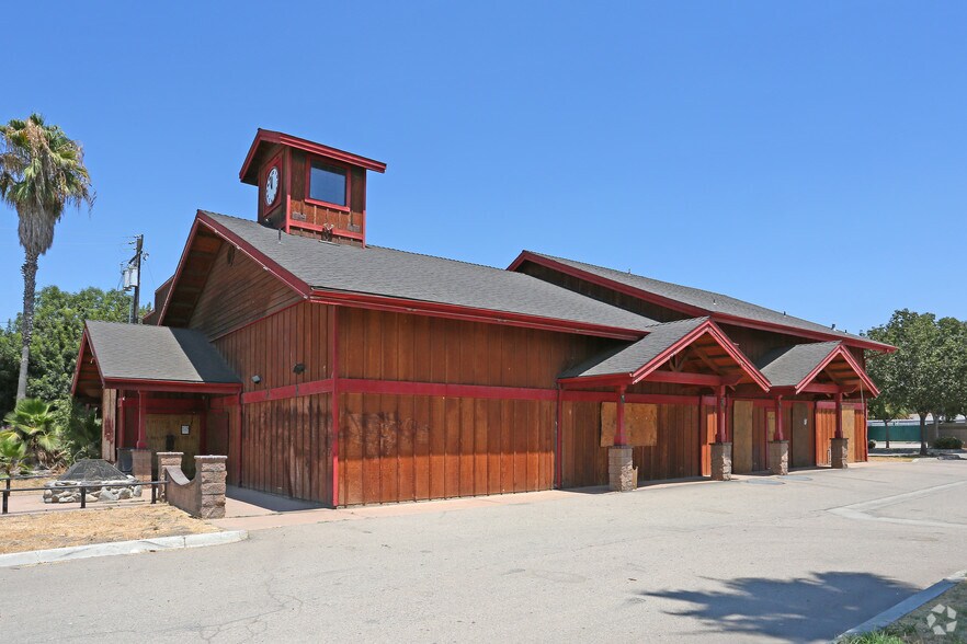 6100 S Mooney Blvd, Visalia, CA à louer - Photo du bâtiment - Image 1 de 18