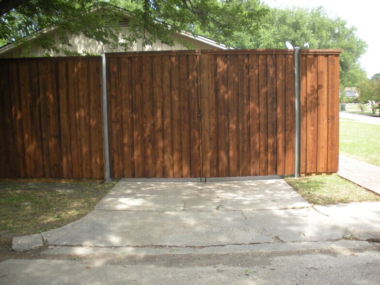 1905 17th St, Plano, TX à vendre - Photo du bâtiment - Image 2 de 9