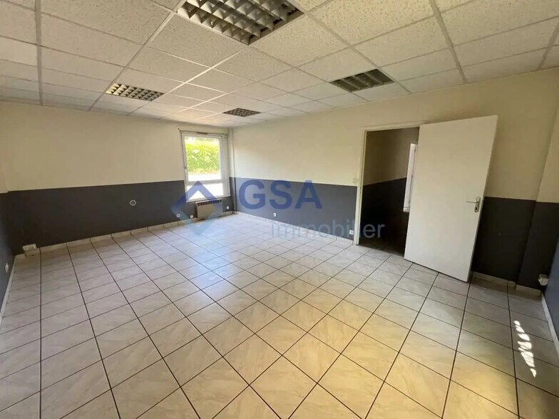 Office in Saint-Pierre-du-Perray for lease - Building Photo - Image 3 of 11