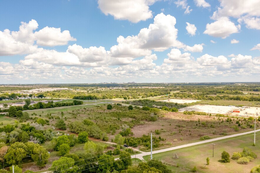 5650 State Hwy 47, Bryan, TX à vendre - Photo du bâtiment - Image 2 de 10