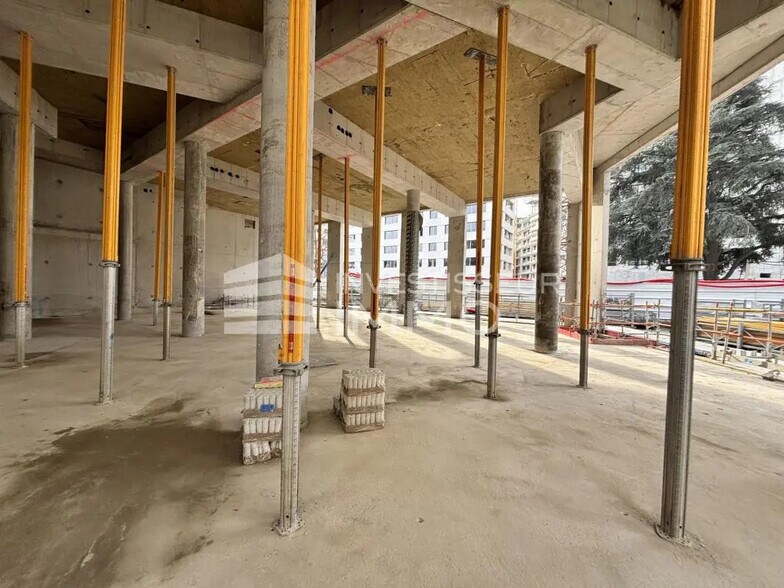 Commerce de détail dans Ivry-sur-Seine à louer - Photo du bâtiment - Image 2 de 24