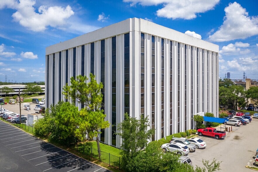 6776 Southwest Fwy, Houston, TX à vendre - Photo du bâtiment - Image 3 de 7
