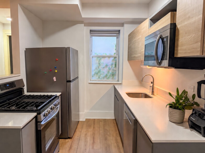 918 W Winona St, Chicago, IL for sale - Building Photo - Image 2 of 8