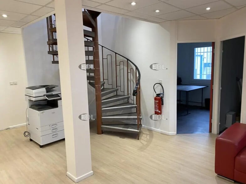 Office in Toussieu for lease - Interior Photo - Image 3 of 10