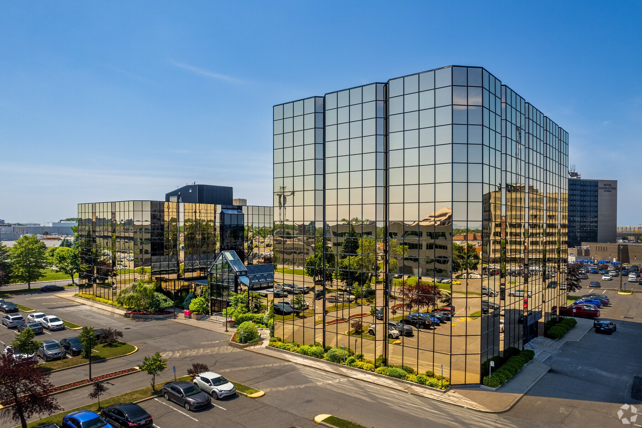 1 Av Holiday, Pointe-claire, QC à louer Photo du bâtiment- Image 1 de 9