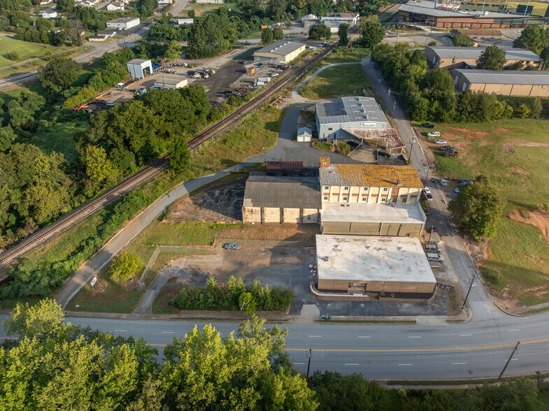 457 S Daniel Morgan Ave, Spartanburg, SC à louer - Photo du bâtiment - Image 3 de 7
