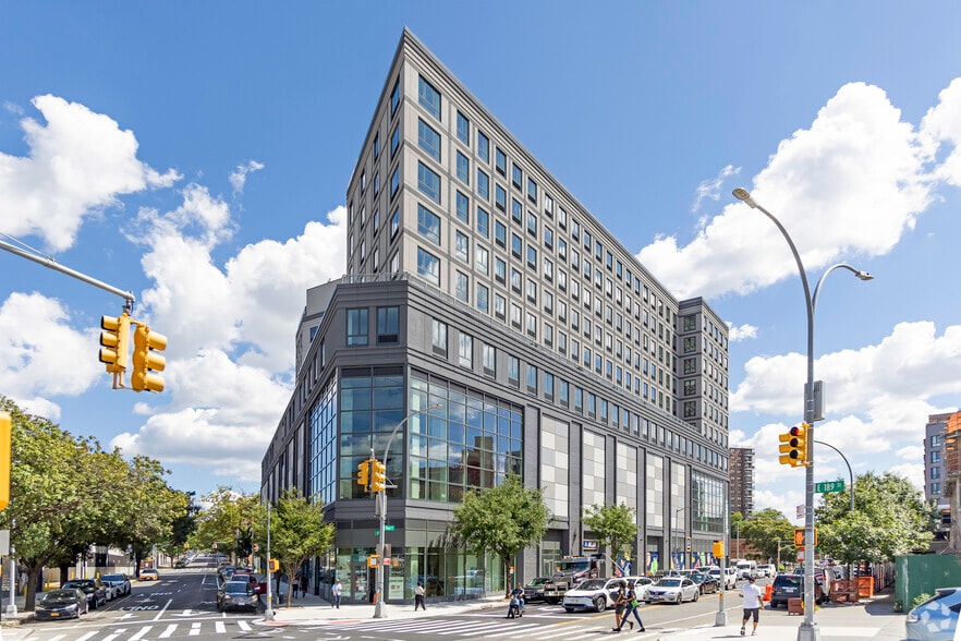 448 E 189th St, Bronx, NY for lease - Primary Photo - Image 1 of 36