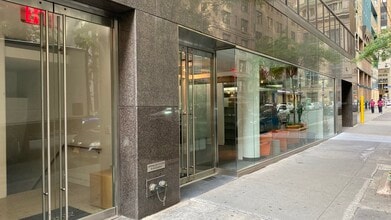 144 E 44th St, New York, NY à louer Photo du bâtiment- Image 2 de 4