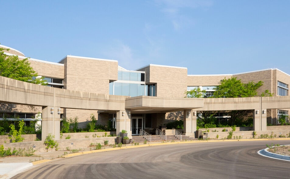 1 Oak Ridge Dr, Chaska, MN for lease - Building Photo - Image 3 of 20