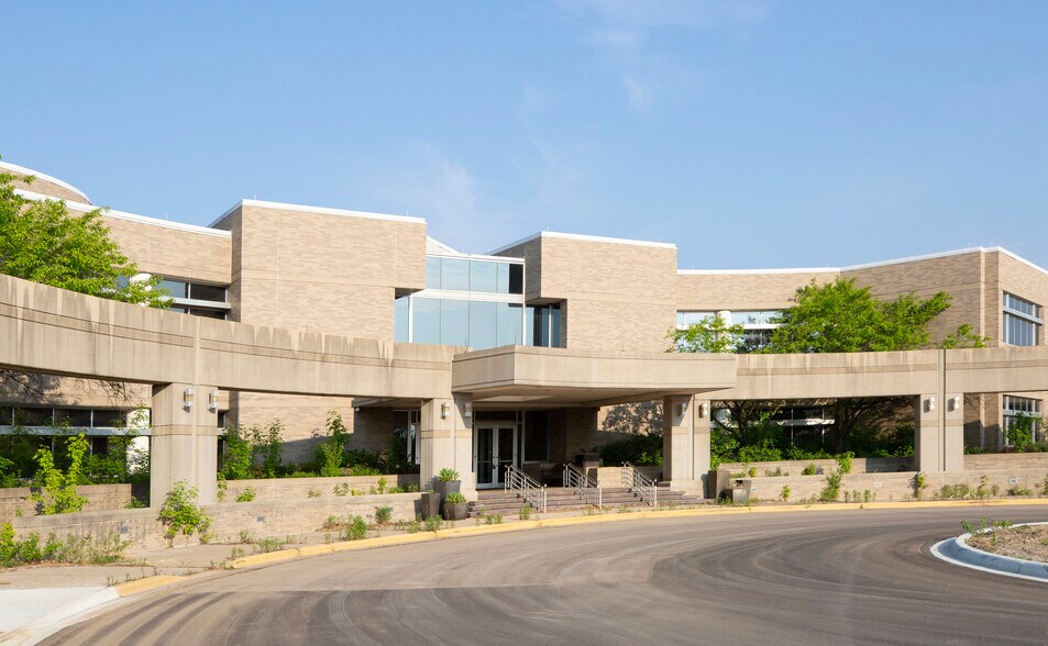 1 Oakridge Dr, Chaska, MN à louer - Photo du bâtiment - Image 3 de 20