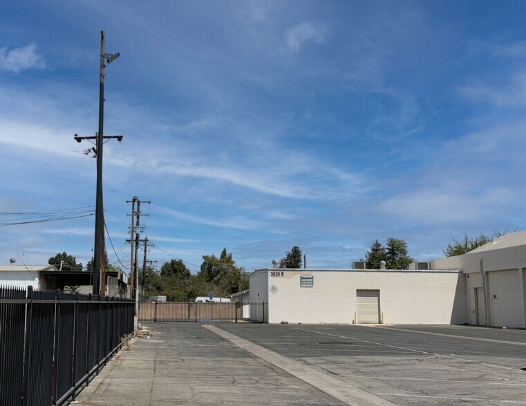 3030 Brundage Ln, Bakersfield, CA à louer - Photo du bâtiment - Image 3 de 12