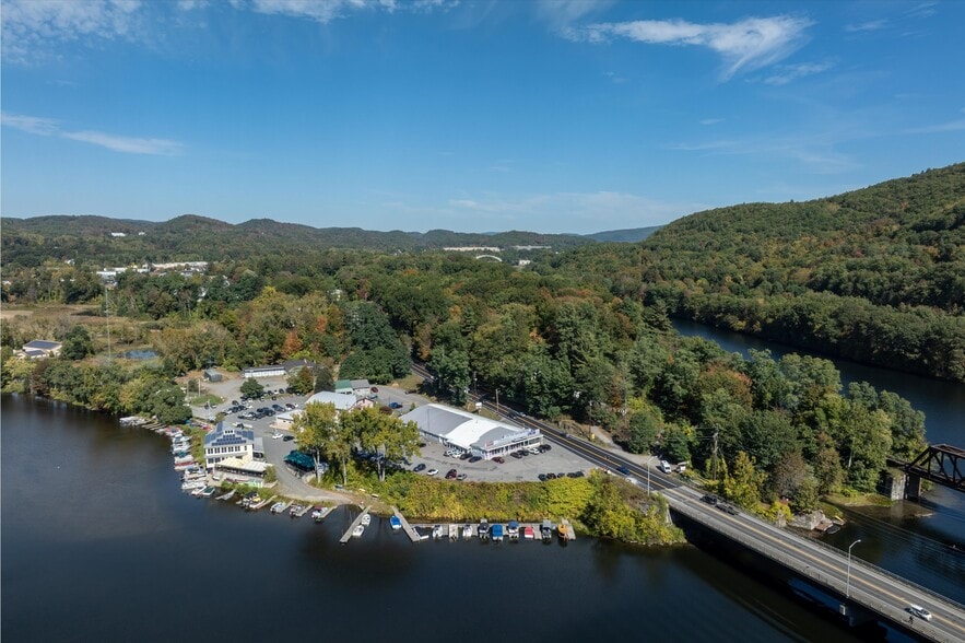 Marina Waterfront MXD Mixed Use Complex portefeuille de 3 propriétés à vendre sur LoopNet.ca - Aérien - Image 2 de 49