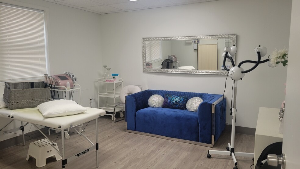 365 Broadway, Amityville, NY à louer - Photo du bâtiment - Image 3 de 19