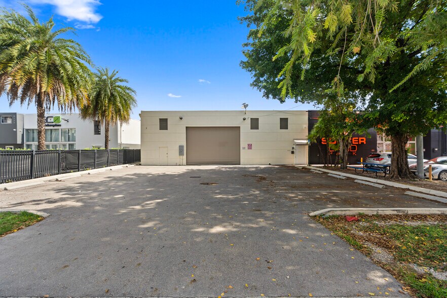 8111-8113 NW 54th St, Miami, FL à louer - Photo du bâtiment - Image 2 de 26