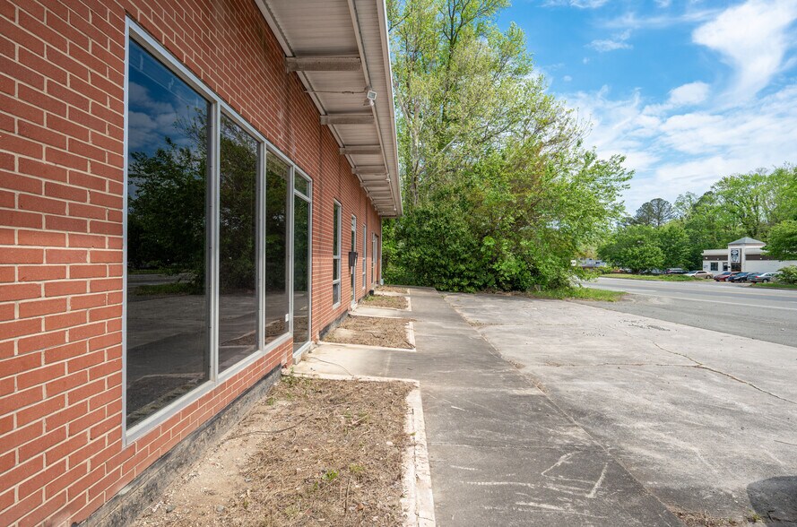 2534 Durham Chapel Hill Blvd, Durham, NC à louer - Photo du bâtiment - Image 3 de 8