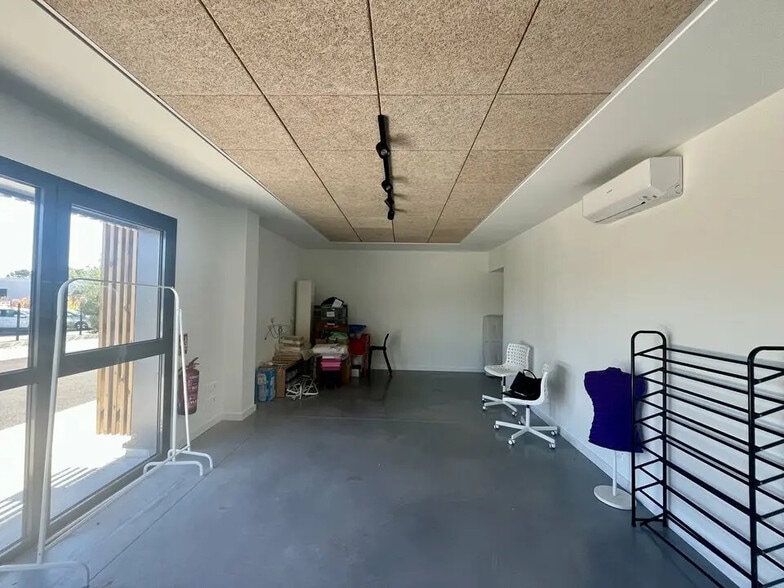 Office in Saint-Estève-Janson for lease - Interior Photo - Image 3 of 5