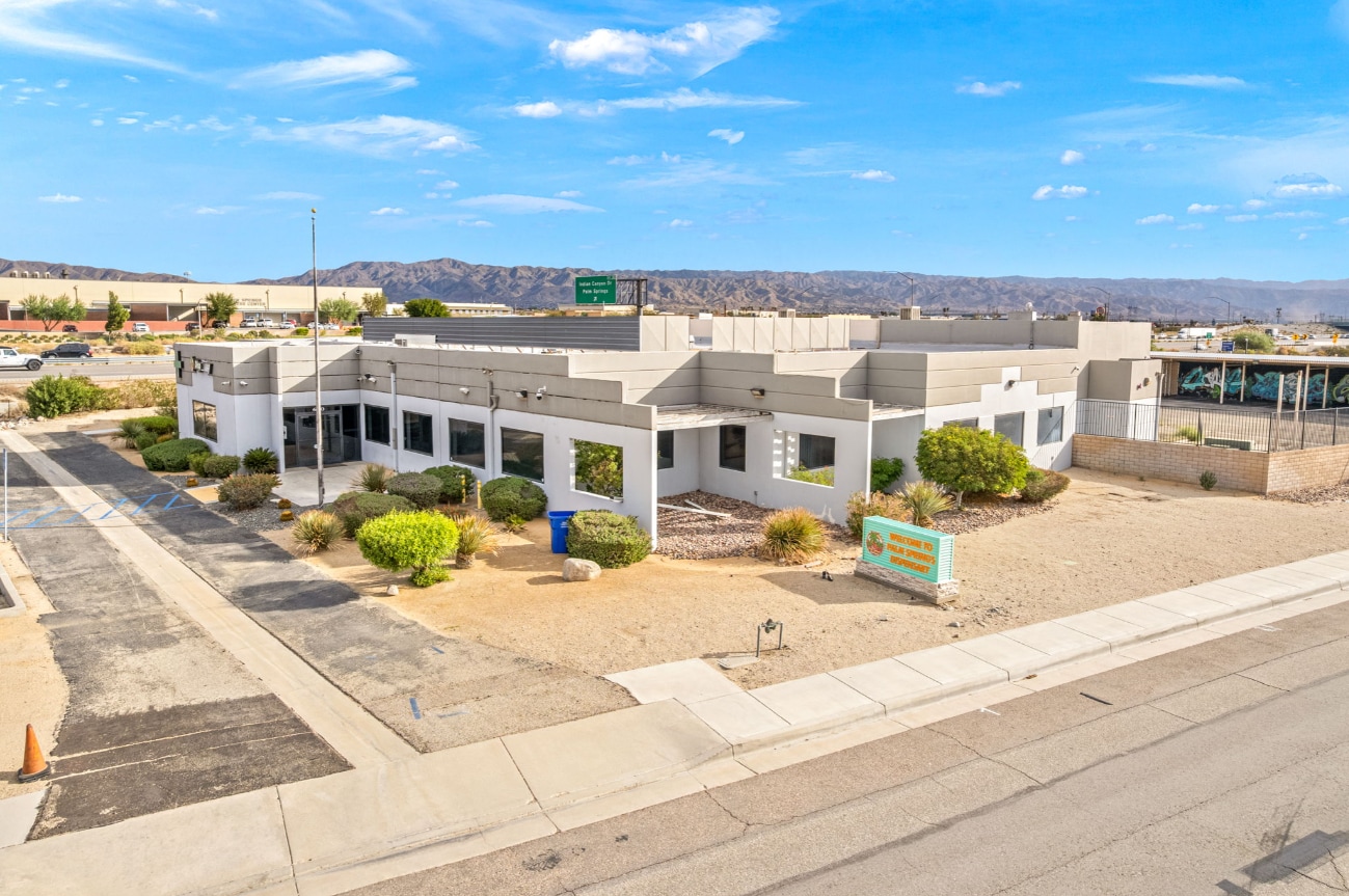690 W Garnet Ave, Palm Springs, CA for lease Building Photo- Image 1 of 12