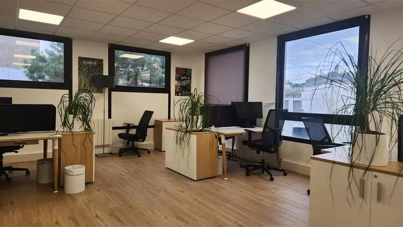 Bureau dans Issy-les-Moulineaux à louer - Photo du bâtiment - Image 3 de 7