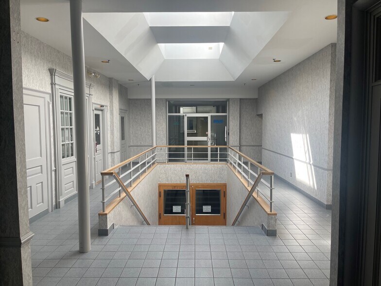 110 E Main St, Salem, VA à louer - Photo intérieure - Image 3 de 6