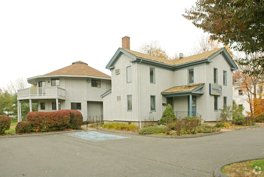 1006 S Main St, Plantsville, CT à louer - Photo du bâtiment - Image 2 de 43