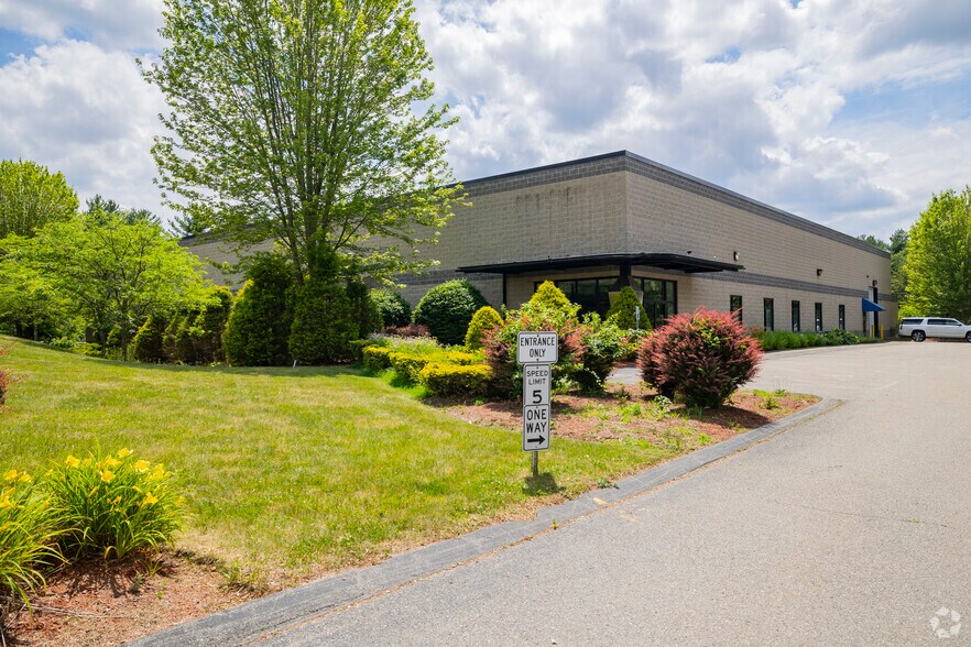 33 Constitution Dr, Hudson, NH à vendre - Photo principale - Image 1 de 13