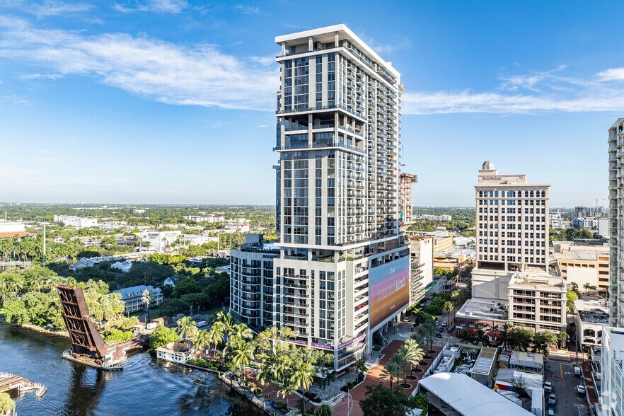 221 SW 1st Ave, Fort Lauderdale, FL à louer - Photo du bâtiment - Image 2 de 3