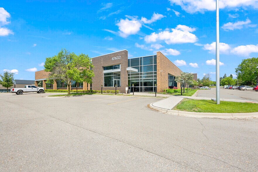 47632 Halyard Dr, Plymouth, MI à louer - Photo du bâtiment - Image 1 de 11