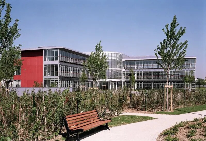 Office in Voisins-le-Bretonneux for lease - Building Photo - Image 3 of 6