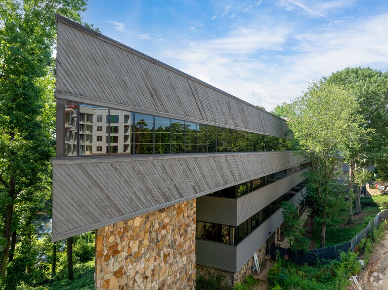 2400 Lake Park Dr SE, Smyrna, GA à louer - Photo du bâtiment - Image 2 de 5