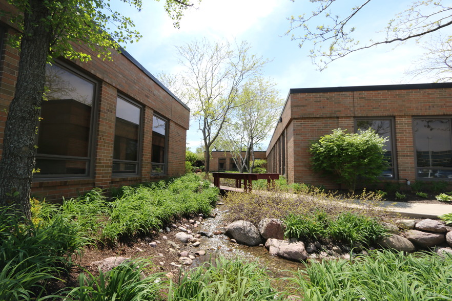 2201-2231 Lakeside Dr, Bannockburn, IL for lease - Building Photo - Image 2 of 7