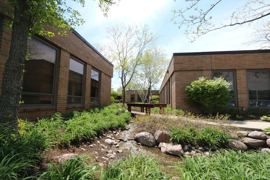 2201-2231 Lakeside Dr, Bannockburn, IL à louer - Photo du bâtiment - Image 2 de 7