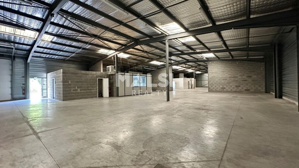 Flex in Saint-Georges-de-Reneins for lease - Building Photo - Image 2 of 11