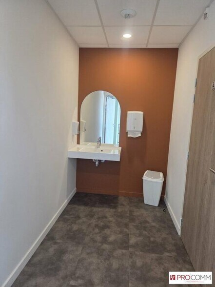 Office in Sainte Foy Les Lyon for lease - Building Photo - Image 3 of 4