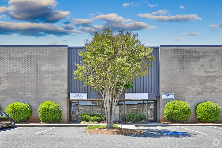 805 Pressley Rd, Charlotte, NC à louer - Photo du bâtiment - Image 2 de 7