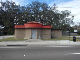 7636 N Main St, Jacksonville FL - Restaurant avec service au volant