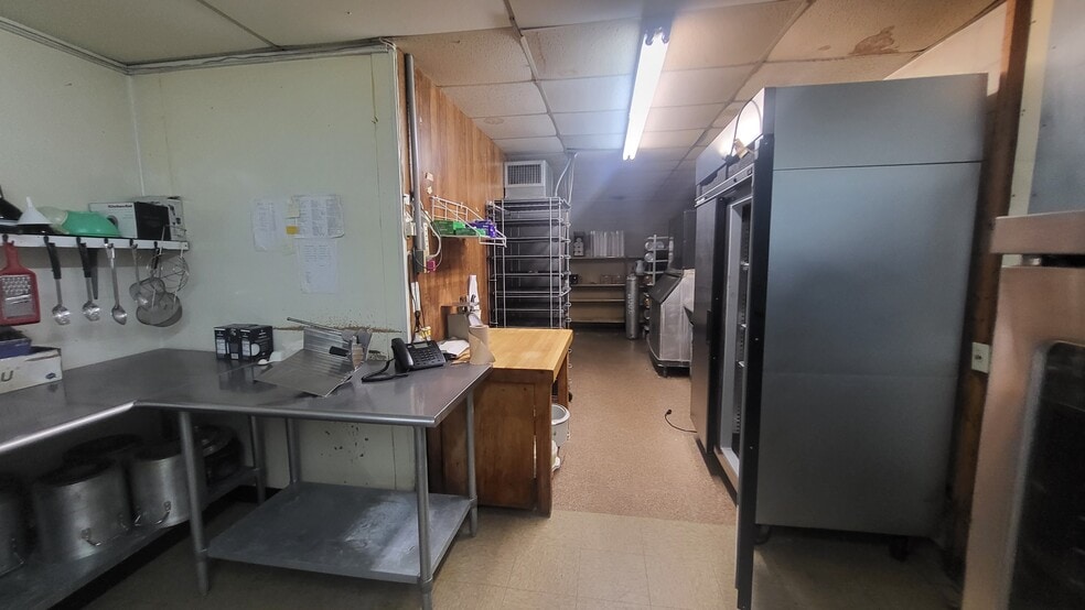 49 Old Military, Colt, AR for lease - Interior Photo - Image 3 of 9